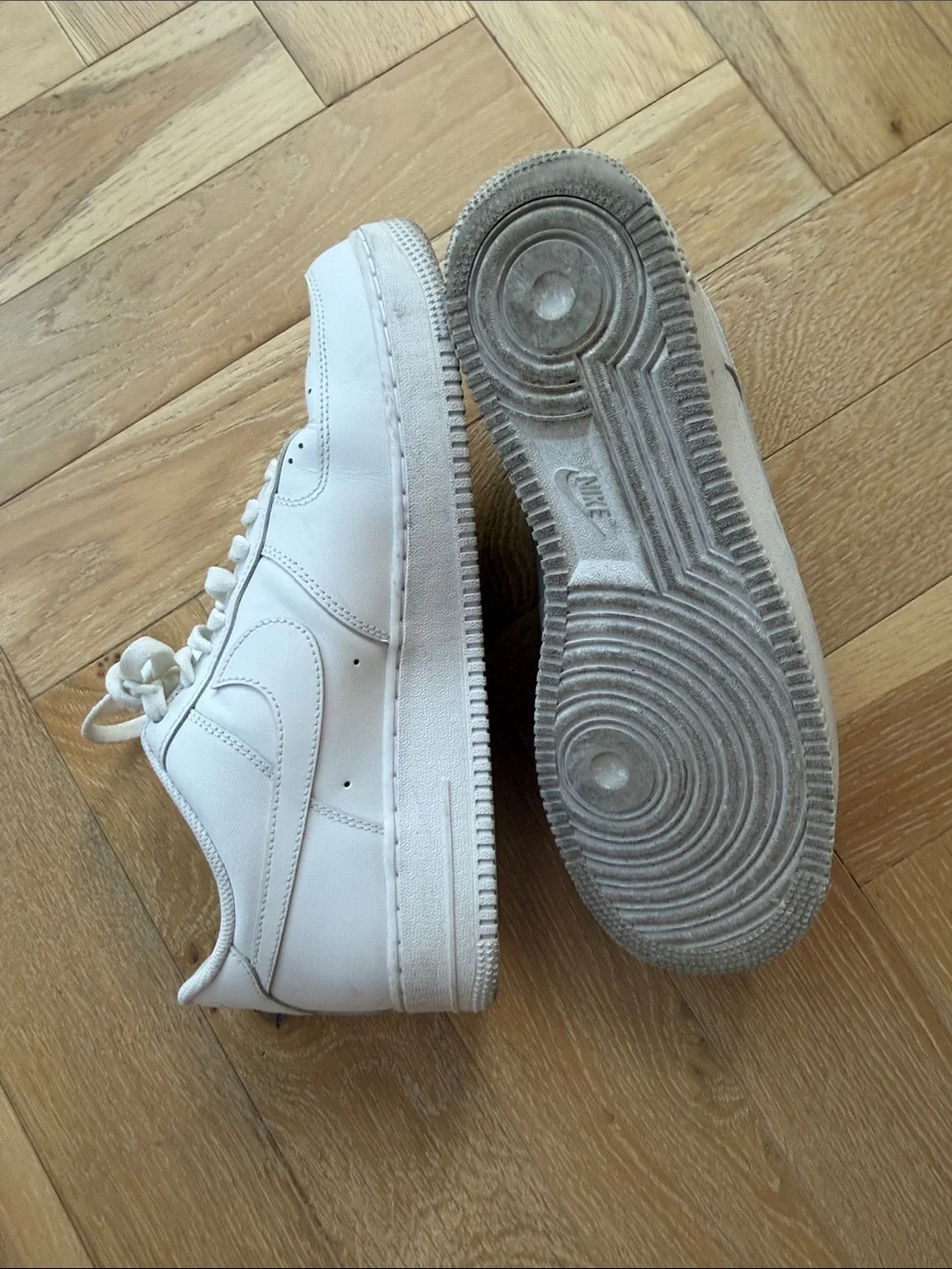 Nike Mens White Low-Top Sneakers with Swoosh